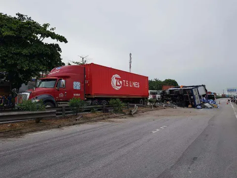 Hải Dương: Đứng xem tai nạn, 6 người bị xe tải lao vào đâm tử vong trên Quốc lộ 5