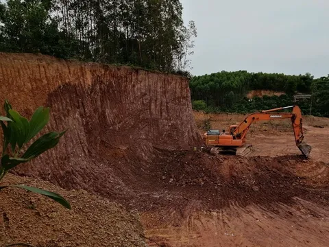 Huyện Tân Yên: Tận thu khoáng sản, phá nát đường dân sinh