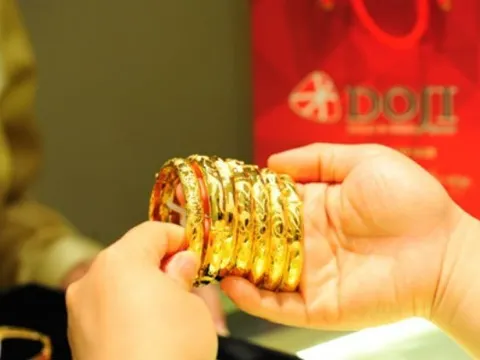 Giá vàng hôm nay 27/7, dấu hiệu giảm giá đầu tiên