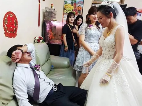 Thương con gái đi lấy chồng, cha ngồi trên ghế òa khóc nức nở