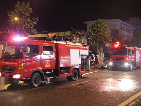 Nổ bình gas quán nhậu, hàng chục người hoảng loạn tháo chạy