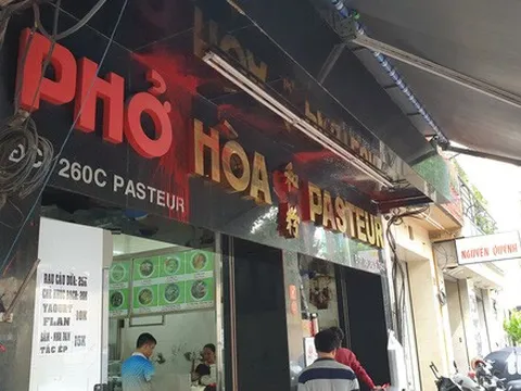 TP HCM: Phở Hòa Pasteur liên tục bị tạt sơn, mắm tôm