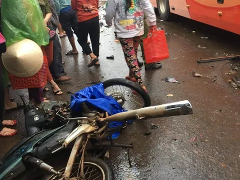 Gia Lai: Xe khách lao vào chợ ven đường, ít nhất 3 người chết