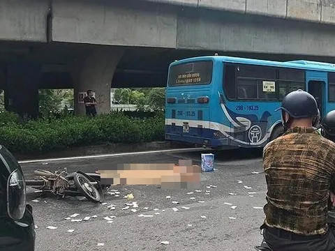 Người đàn ông tử vong tại chỗ sau khi va chạm với xe buýt ở Hà Nội