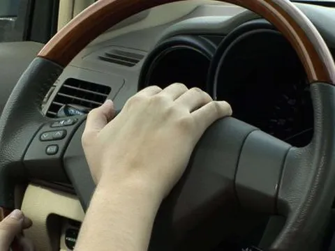 Những điều hạn chế và giúp trẻ có thể tự cứu mình trong trường hợp bị người lớn bỏ quên trong ôtô?