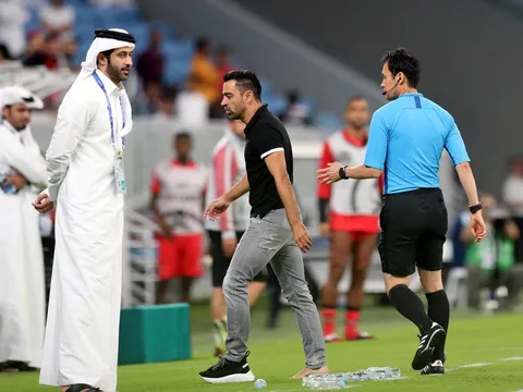 Điều gì khiến Xavi ức chế, đá bay giày ngay trong ngày đầu làm HLV?