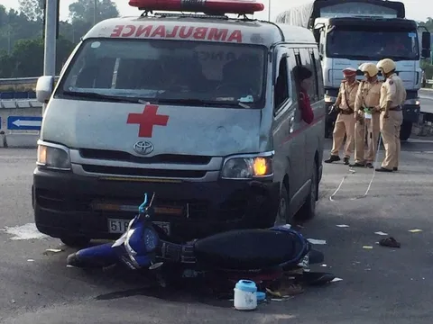 Xe cứu thương chở quan tài va chạm xe máy ở Đà Nẵng, 2 người nguy kịch