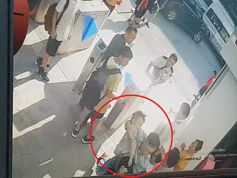 Bé trai trường Gateway đi học mặc áo đỏ, rời xe lại mặc áo trắng?