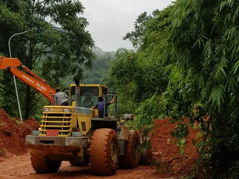 Đèo Bảo Lộc sạt lở hàng chục điểm, đường lên Đà Lạt tê liệt