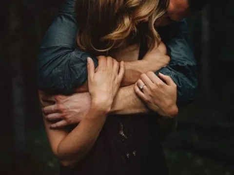 Đôi khi giữa cuộc sống mệt mỏi, xô bồ chỉ một cái ôm ấm áp thôi là quá đủ