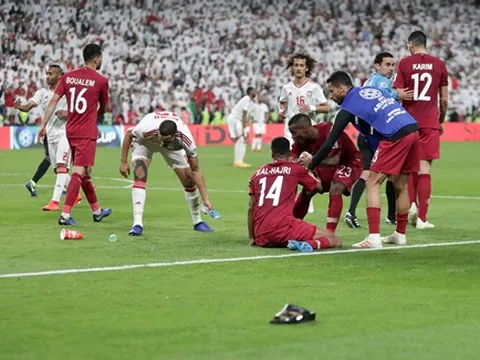 Liên đoàn Bóng đá UAE nhận án phạt vì để CĐV ném giầy, vật thể xuống sân
