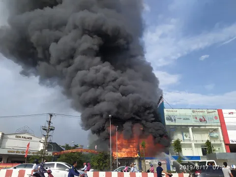 Cháy lớn tại siêu thị 90 K ở thành phố Bắc Giang