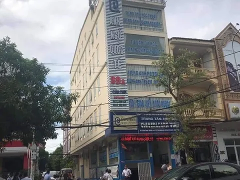 Thầy giáo nước ngoài rơi từ tầng 4 trung tâm Anh ngữ xuống đất tử vong