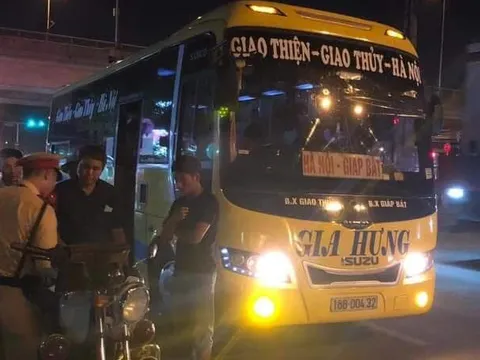 CSGT Hà Nội bắt xe khách 29 chỗ nhồi 45 người từ phản ánh qua facebook