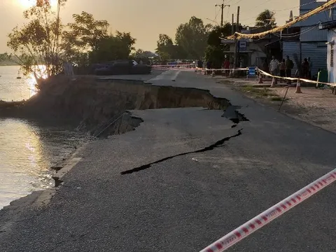 Quốc lộ 91 qua An Giang tiếp tục sạt lở, nhiều nhà dân phải tạm di dời