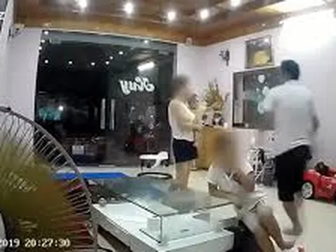 Người chồng lên tiếng về việc lao vào đánh vợ đang ôm con nhỏ