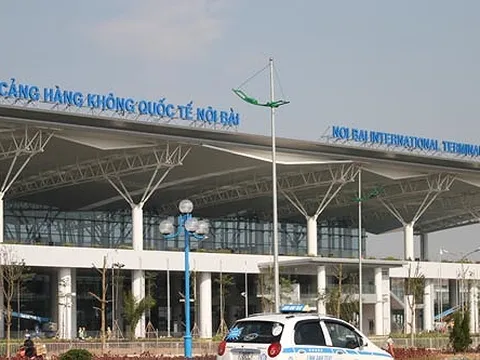 Bị ngăn cản chèo kéo khách, 'cò' taxi nhổ nước bọt vào mặt nhân viên an ninh