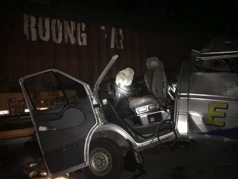 Hưng Yên: Va chạm kinh hoàng giữa xe khách với container khiến 10 người bị thương