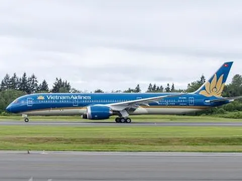 Siêu tàu bay Boeing 787 của Vietnam Airlines bị xe thang đâm thủng