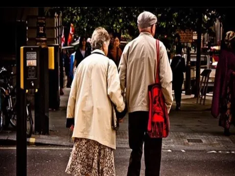 1 cái nắm tay tuổi già còn hơn 1000 nụ hôn thời son trẻ