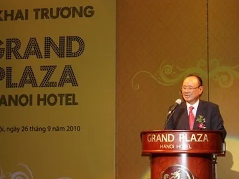 Ông chủ khách sạn Grand Plaza nơi người trú mưa bị nhân viên đuổi là ai?