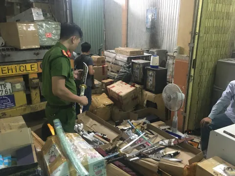 Cảnh sát chặn bắt xe ô tô chở nhiều kiếm, dao găm và hàng lậu vào Nam tiêu thụ