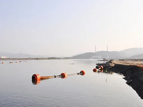 Mâu thuẫn với vợ, chồng ôm con trai 18 tháng tuổi nhảy hồ tự tử