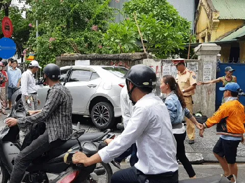 Huế: Nữ tài xế nghi đạp nhầm chân ga, xế hộp cuốn xe máy vào gầm, 3 người nhập viện