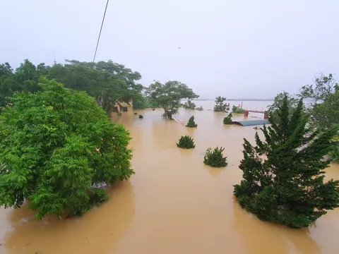 Hà Tĩnh: Rốn lũ Phương Mỹ chìm trong biển nước, người dân lo lắng nhìn nước dâng cao tứ bề