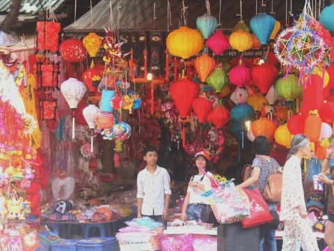 Phố Hàng Mã nhộn nhịp 'sắc màu' trước Tết Trung thu