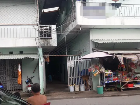 Vợ ngất xỉu vì phát hiện chồng treo cổ chết trong nhà trọ