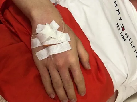 Erik nhập viện truyền nước nhưng quyết không huỷ show