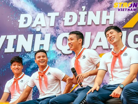 Đình Trọng, Quang Hải tham gia chào cờ đầu tuần với học sinh trường THCS Nguyễn Trường Tộ