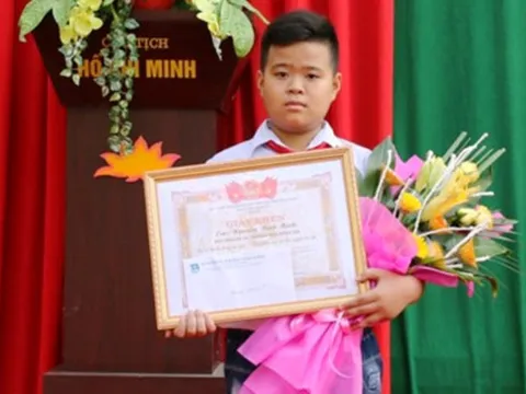 Tặng bằng khen nam sinh nhặt được hơn 70 triệu đồng, trả lại người mất