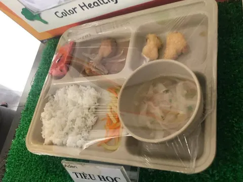 Phụ huynh trường quốc tế bức xúc vì suất ăn chỉ lèo tèo vài miếng thịt của con