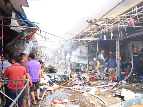 Hà Nội: Cháy lớn ở chợ Tó Đông Anh