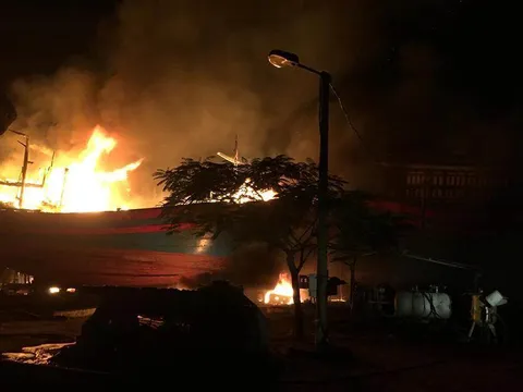 Tàu cá đang neo đậu bỗng nhiên bốc cháy, 8 ngư dân thương vong ở Thanh Hóa