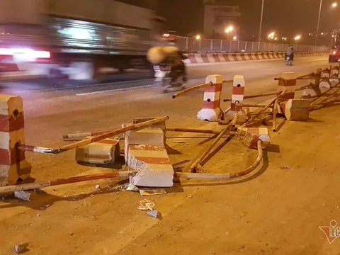 Xe bồn đâm tung dải phân cách, húc xe máy đổ la liệt trên cầu Thanh Trì