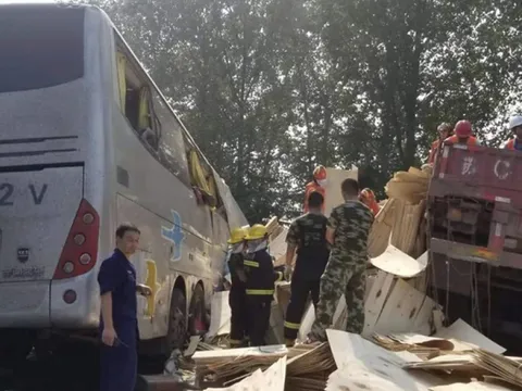 Xe khách nổ lốp, đâm vào xe tải làm 36 người chết ở Trung Quốc