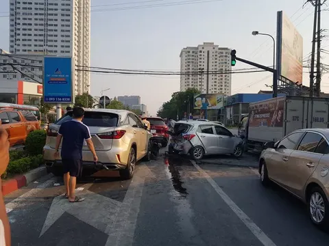 Xe sang Lexus đâm trúng xe Hyundai đang chờ đèn đỏ, gây tai nạn liên hoàn
