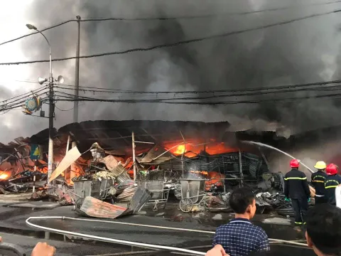 Thanh Hóa: Chợ tạm cháy nhút trời, 400 ki ốt bị thiêu rụi