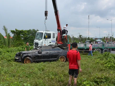 Tìm thấy 3 thi thể trong xe Mercedes lao xuống rạch