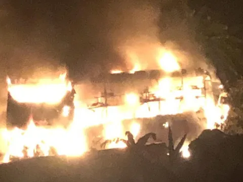 Xe khách bất ngờ bốc cháy khi đang lưu thông, hàng chục hành khách kịp thoát thân