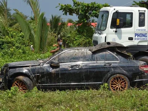 Nguyên nhân ban đầu vụ ô tô Mercedes cùng 3 người tử vong dưới kênh nước