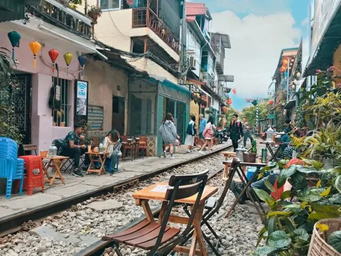 Bộ GTVT đề nghị Hà Nội giải tán tụ điểm cà phê trên đường sắt