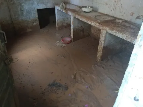 Hòa Bình: Người dân khốn khổ vì đất đá, bùn đất tràn vào nhà