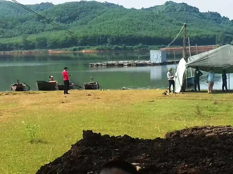 Phát hiện người đàn ông nổi lên trên hồ Khe Đá