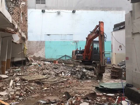 Sập công trình khi đang tháo dỡ, 2 người thương vong