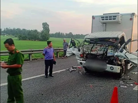 Mắc kẹt trong ô tô tải do đâm xe, hai cha con tử vong thương tâm