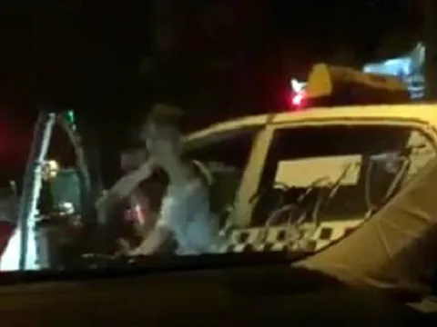 Lái xe taxi Thanh Nga hung hăng dọa đốt xe Camry đang dừng đèn đỏ